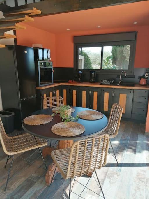 Gite Cosy Au Coeur Du Luberon Lagnes Екстериор снимка